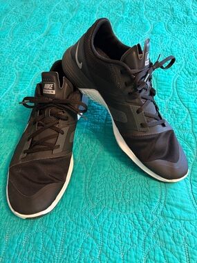 Nike Men's Black Athletic Training Sneakers with White Soles
